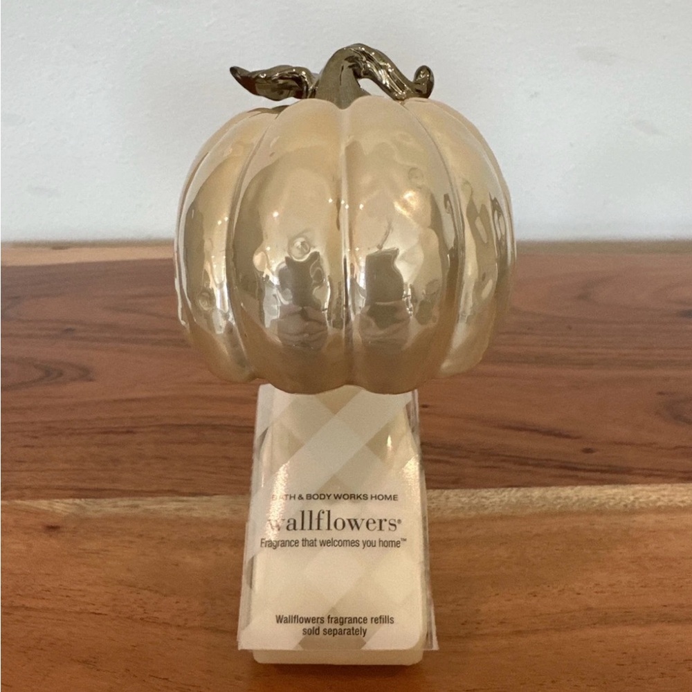 Bath & Body Works: Fall White Shiny Pumpkin Wallflower Plug - Picture 2 of 6